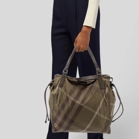 Burberry Buckleigh Check NYLON AND LEATHER Tote Bag In Great CONDITION - Picture 4 of 14
